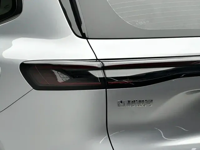 Geely Galaxy Starship 7 EM-i — Фото автомобиля 15