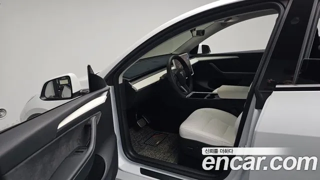 Tesla Model Y — Фото автомобиля 14