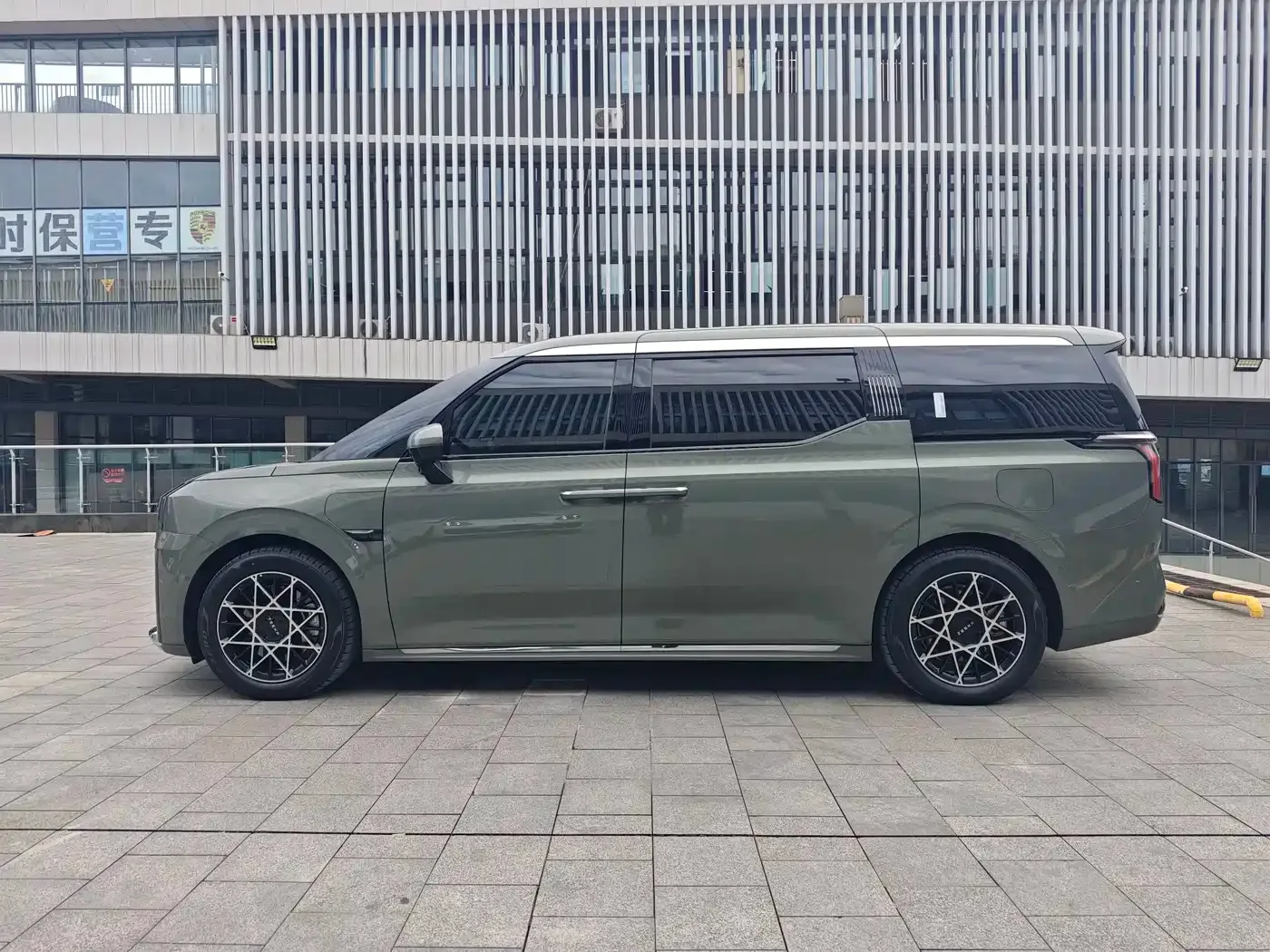 ZEEKR Zeekr 009 2024 6-seat Executive AWD 108kWh — Фото автомобиля 12