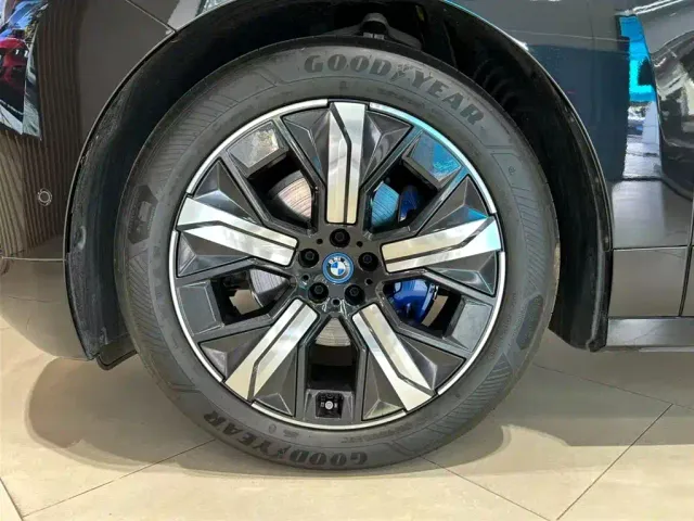 BMW iX — Фото автомобиля 11