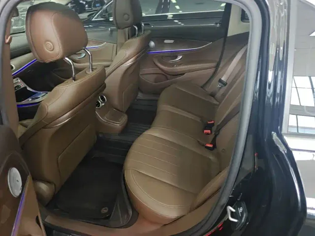 Mercedes-Benz E-Class — Фото автомобиля 12