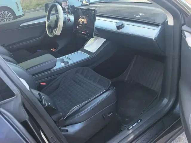 Tesla Model Y — Фото автомобиля 8