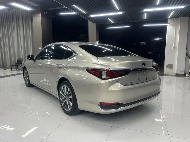 Lexus ES — Фото автомобиля 7