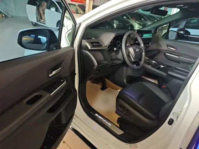 Toyota Sienna — Фото автомобиля 11