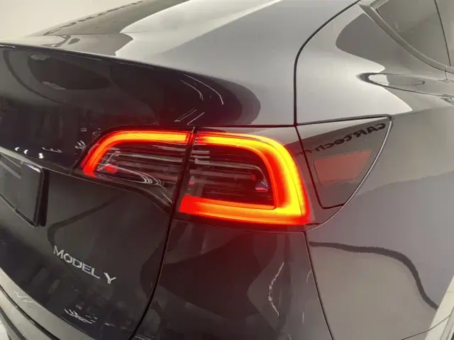 Tesla Model Y — Фото автомобиля 10
