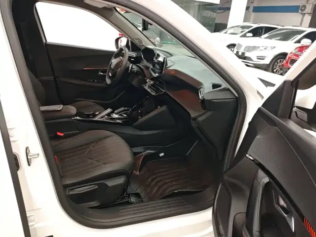 Peugeot 2008 — Фото автомобиля 24