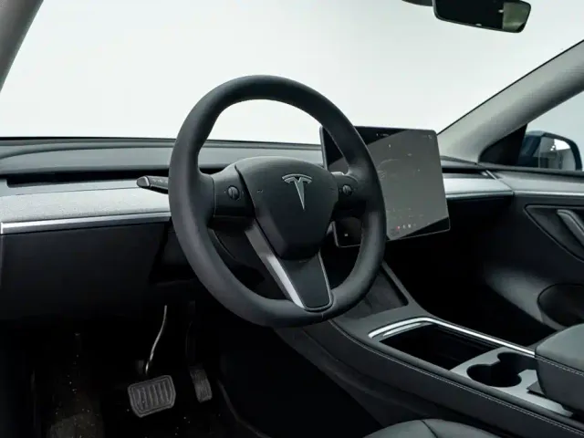 Tesla Model Y — Фото автомобиля 21