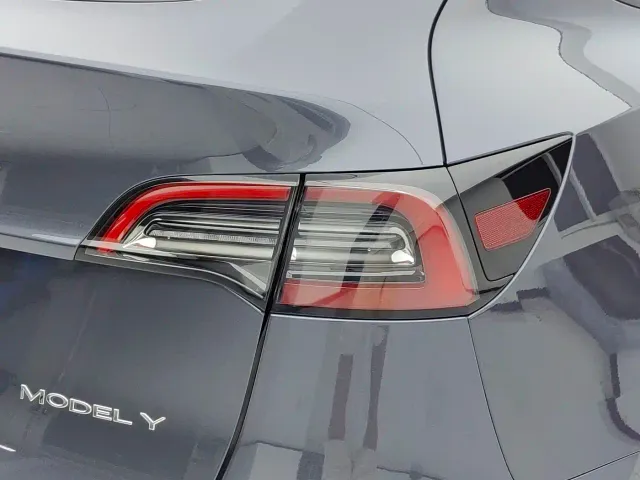 Tesla Model Y — Фото автомобиля 8