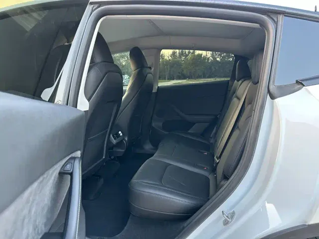 Tesla Model Y — Фото автомобиля 9