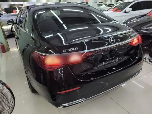 Mercedes-Benz E-Class — Фото автомобиля 4