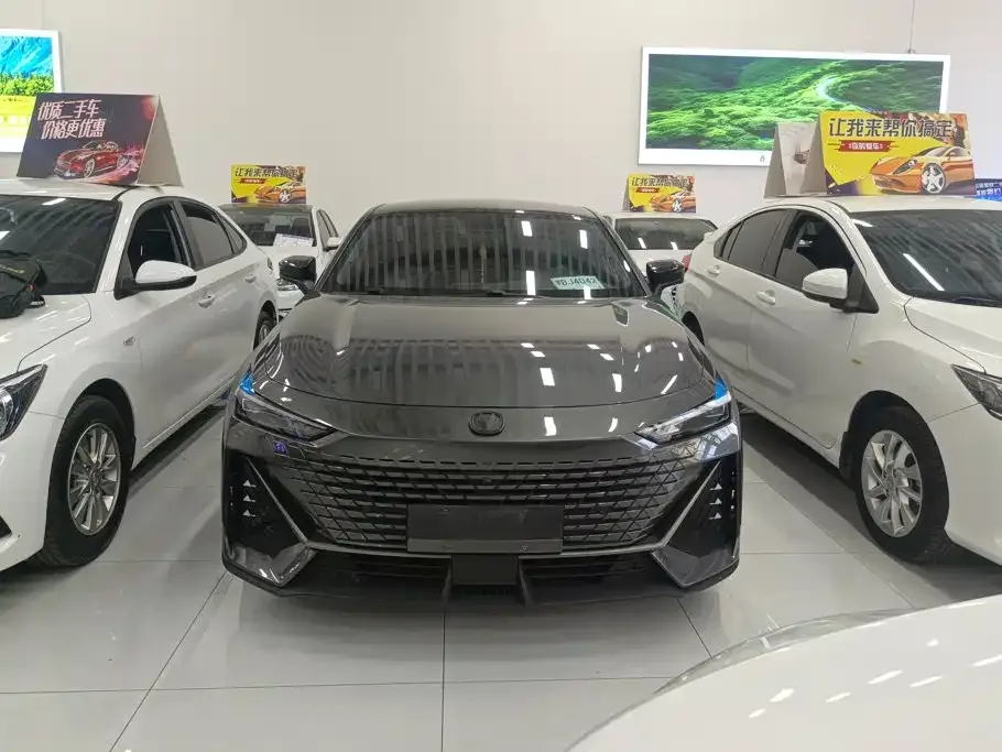 Changan Changan UNI-V 2022 1.5T Premium Model — Фото автомобиля 2