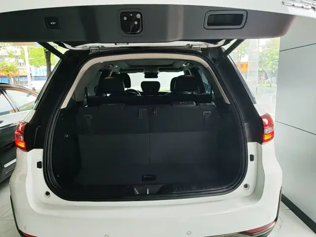 Changan CS95 — Фото автомобиля 18