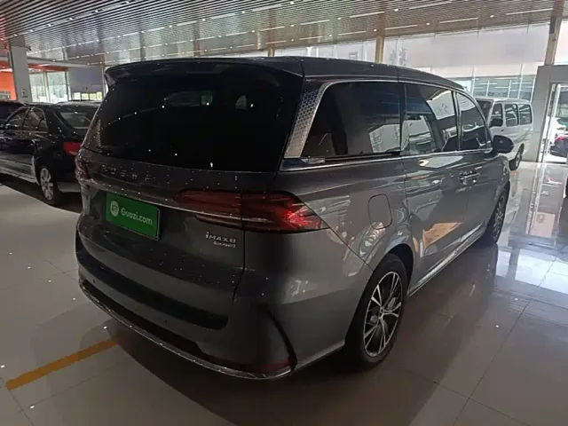 Roewe iMAX8 — Фото автомобиля 6