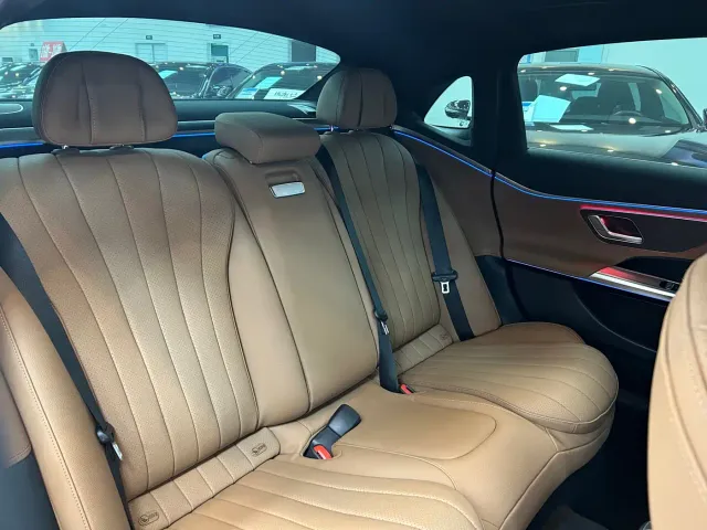 Mercedes-Benz E-Class — Фото автомобиля 22