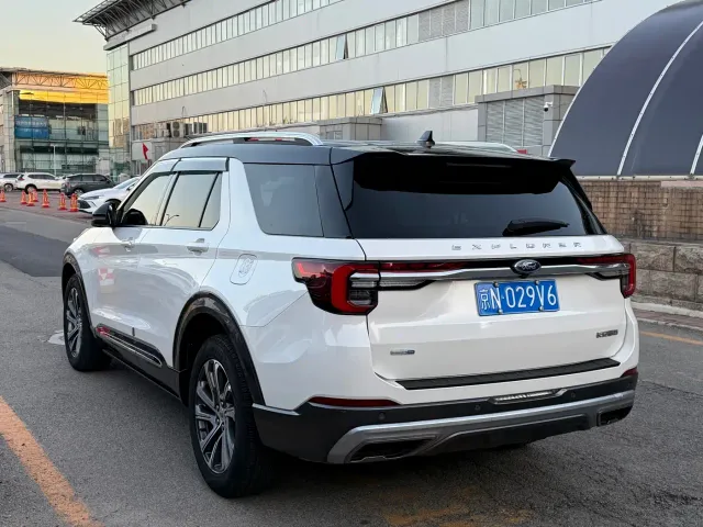 Ford Explorer — Фото автомобиля 3