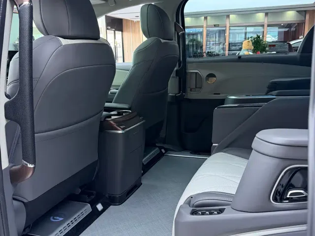 Toyota Sienna — Фото автомобиля 10
