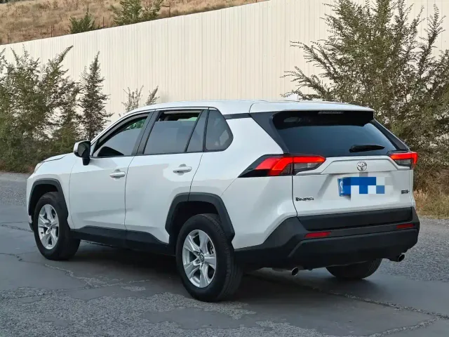 Toyota RAV4 — Фото автомобиля 6