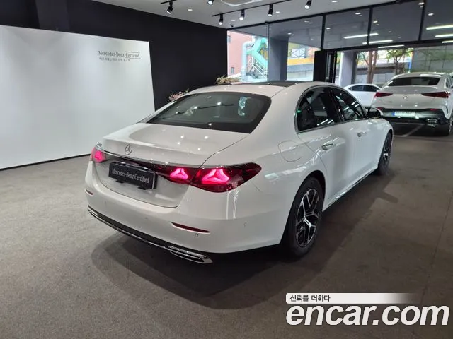 Mercedes-Benz E-Class — Фото автомобиля 2