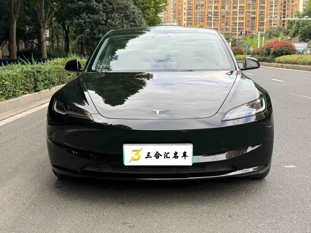 Tesla Model 3 — Фото автомобиля 2