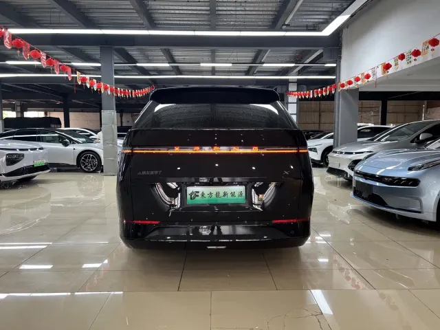 Xpeng X9 — Фото автомобиля 8