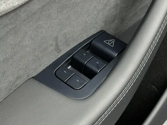 Tesla Model Y L — Фото автомобиля 12
