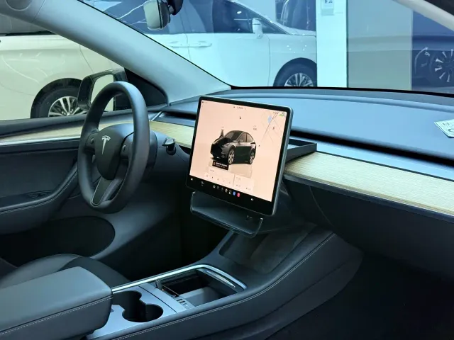 Tesla Model Y — Фото автомобиля 6
