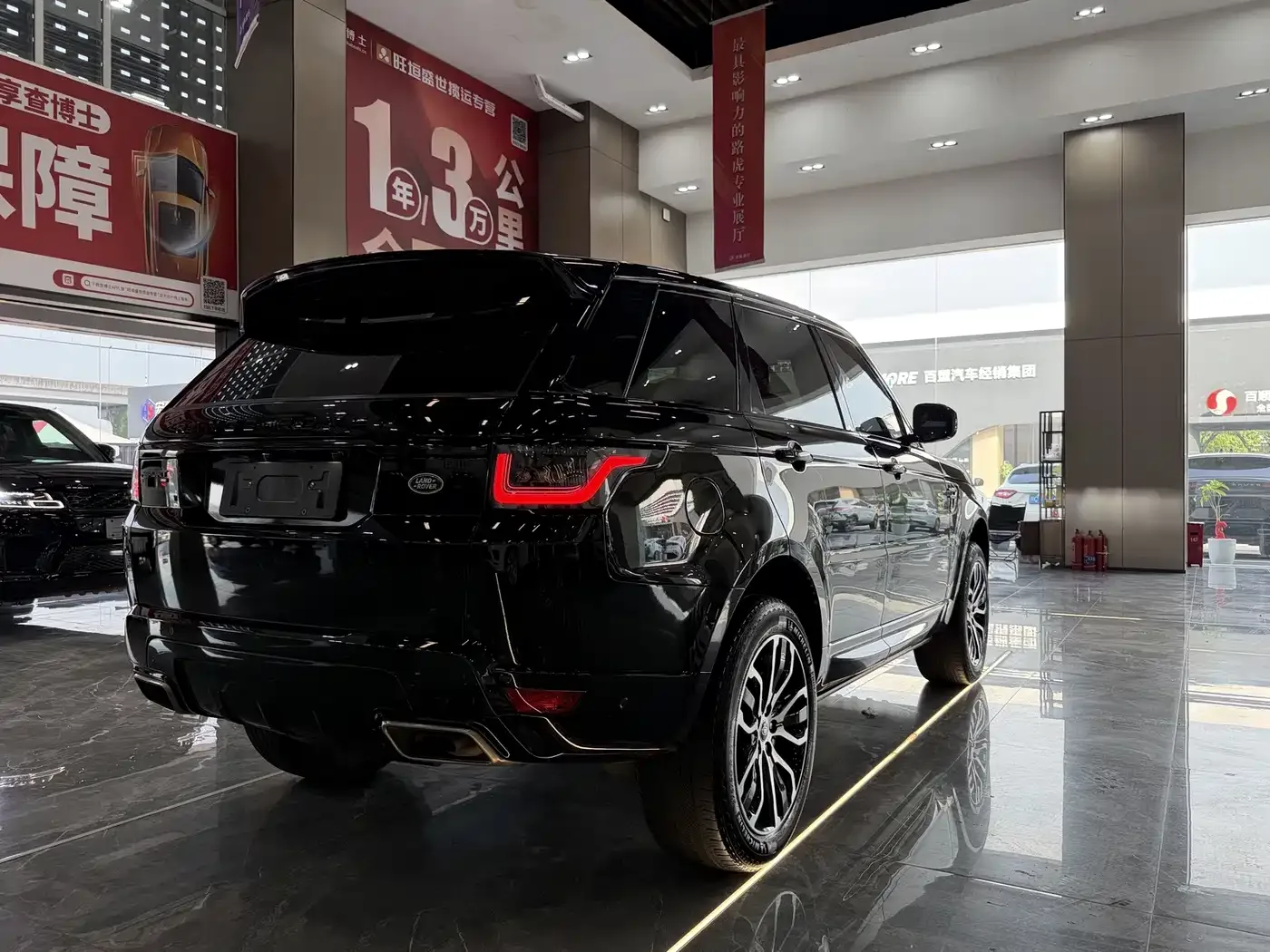 Land Rover Range Rover Sport 2022 3.0 L6 Gloss Black Edition — Фото автомобиля 18
