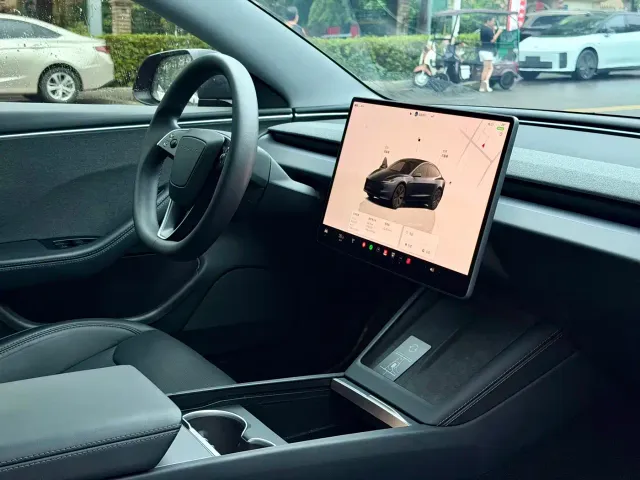 Tesla Model 3 — Фото автомобиля 7