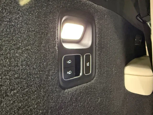 Li Auto L8 — Фото автомобиля 23