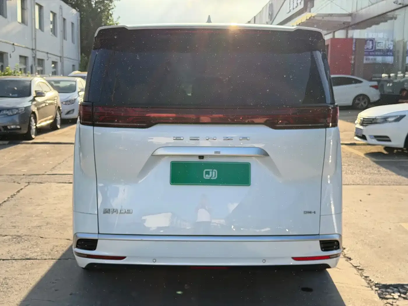 Denza Denza D9 2022 DM-i 1040 Premium — Фото автомобиля 15