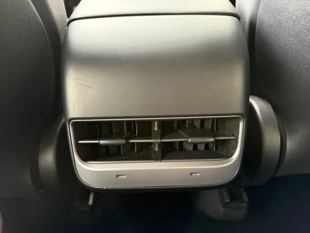 Tesla Model Y — Фото автомобиля 16