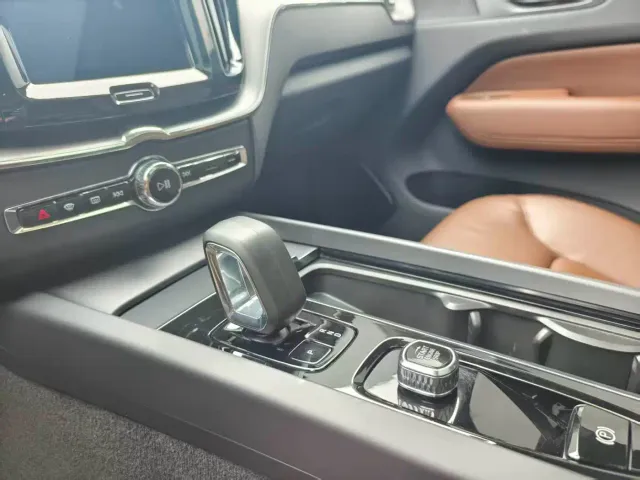 Volvo XC60 — Фото автомобиля 3