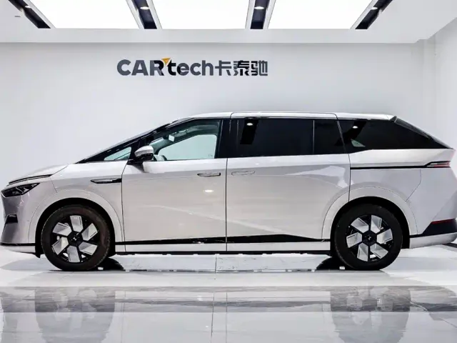Xpeng X9 — Фото автомобиля 3