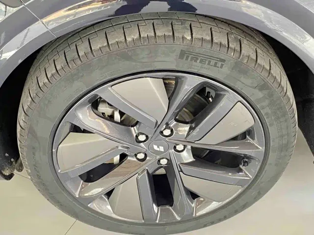 Li Auto L6 — Фото автомобиля 14