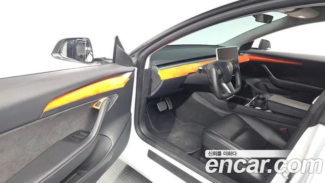 Tesla Model 3 — Фото автомобиля 15