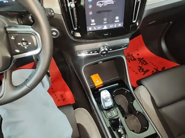 Volvo XC40 — Фото автомобиля 13