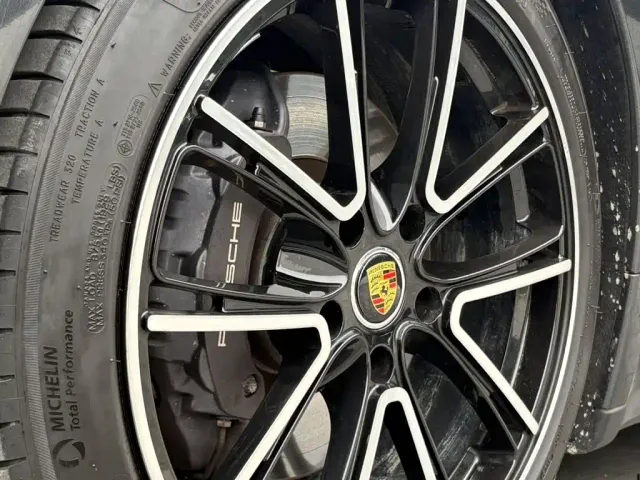 Porsche Taycan — Фото автомобиля 6