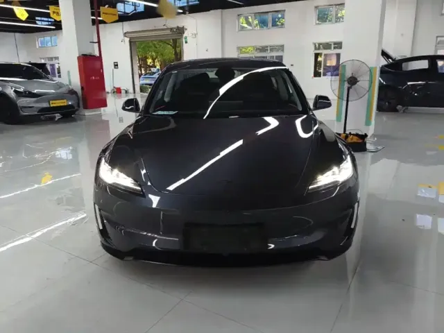Tesla Model 3 — Фото автомобиля 2