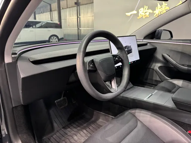 Tesla Model 3 — Фото автомобиля 12