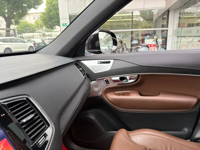 Volvo XC90 — Фото автомобиля 12