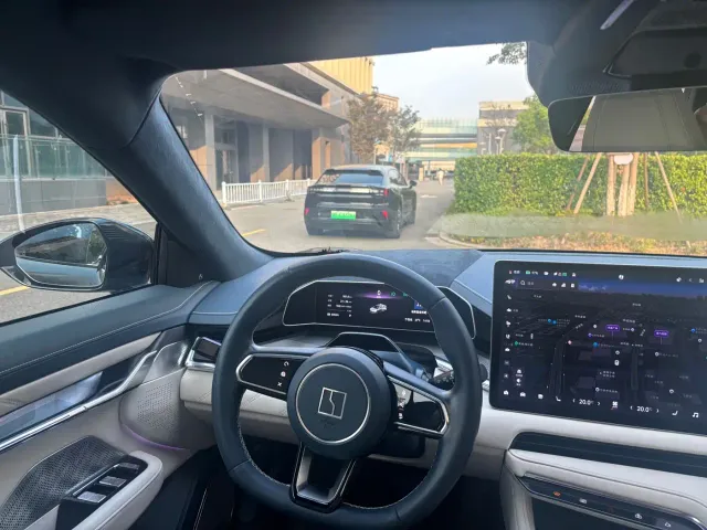 Zeekr 001 — Фото автомобиля 11