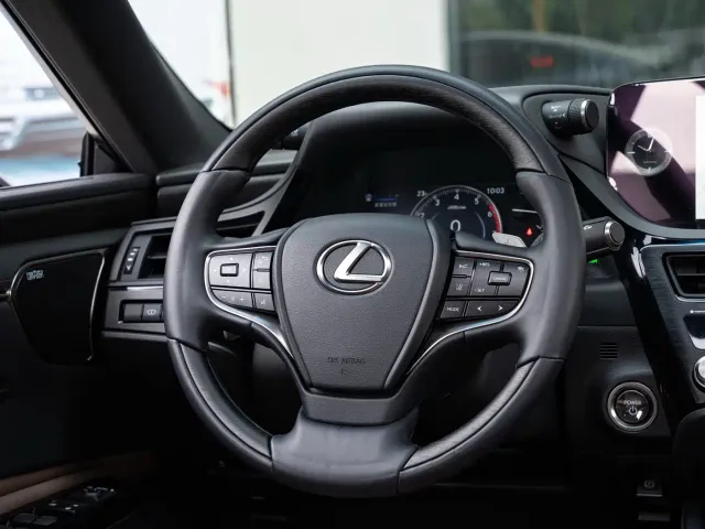 Lexus ES — Фото автомобиля 14