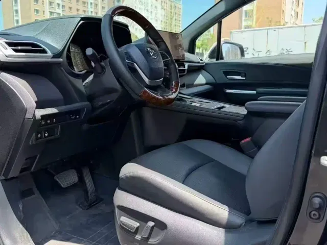 Toyota Sienna — Фото автомобиля 5