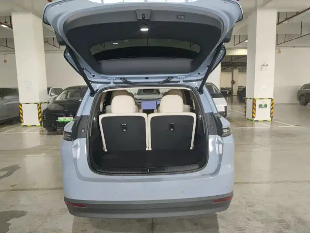 Li Auto i8 — Фото автомобиля 6