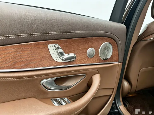 Mercedes-Benz E-Class — Фото автомобиля 8