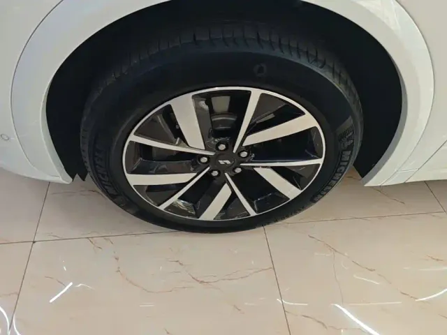 Li Auto L7 — Фото автомобиля 22