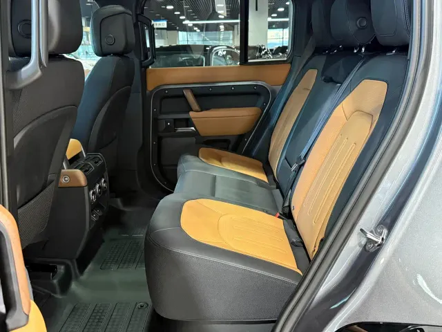 Land Rover Defender — Фото автомобиля 6