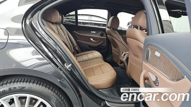 Mercedes-Benz E-Class — Фото автомобиля 11