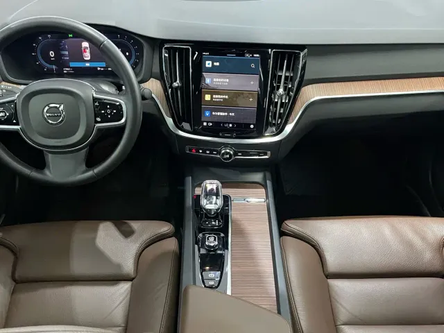 Volvo S60 — Фото автомобиля 5