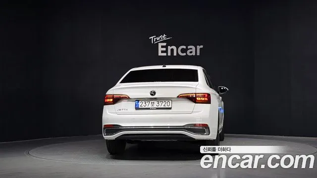 Volkswagen Jetta — Фото автомобиля 4